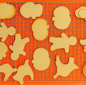 A cooling rack with cookies on it.