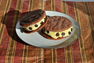 Delicious Banana Ice Cream Sandwiches with Chocolate Hazelnut Cookies