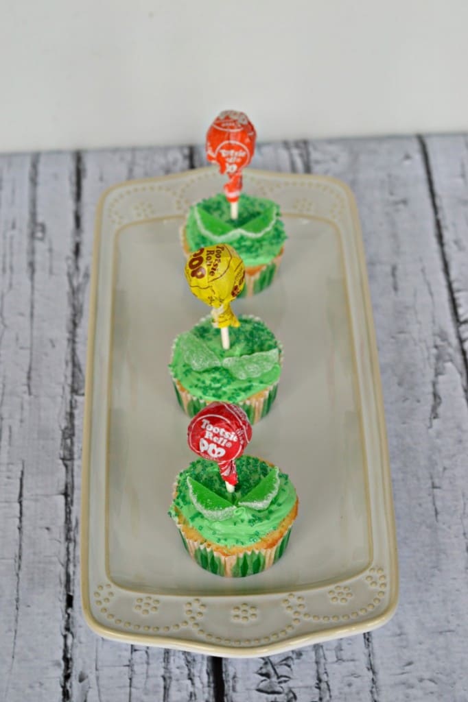Easy Flower Cupcakes with lollipop flowers!