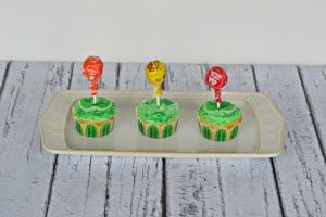Easy Flwoer Cupcakes using lollipops
