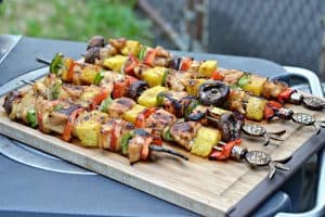 Great for a picnic, honey porter chicken kebabs are bursting with flavor! #PicnicGame