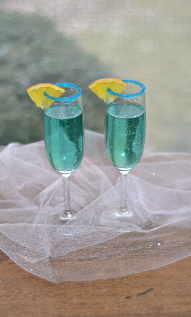 Blue Sparkling Star Cocktail is perfect for the holidays!