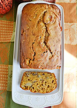 Bread on a platter with a slice cut off the end.