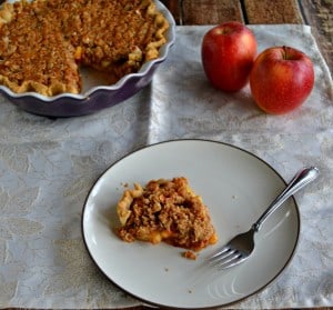 Need a pie for holiday dessert? Try this Spiced Apple Pear Crumble Pie!