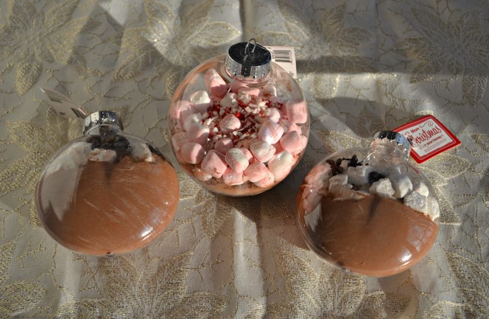 Looking for a fun but easy homemade Christmas gift? Make these fabulous Hot Chocolate Ornaments!