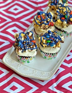How fun would Movie Theater Cupcakes be for a movie night at home? Made with popcorn, chocolate candy, soda, and cake, these combine all your movie theater favorites.