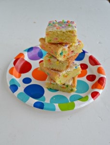 Love sprinkles? These Funfetti Cookie Bars are perfect for all occasions!