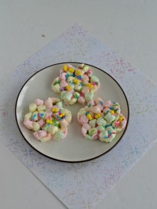 Make these super cute flower shaped Marshmallow Easter Eggs in just minutes!