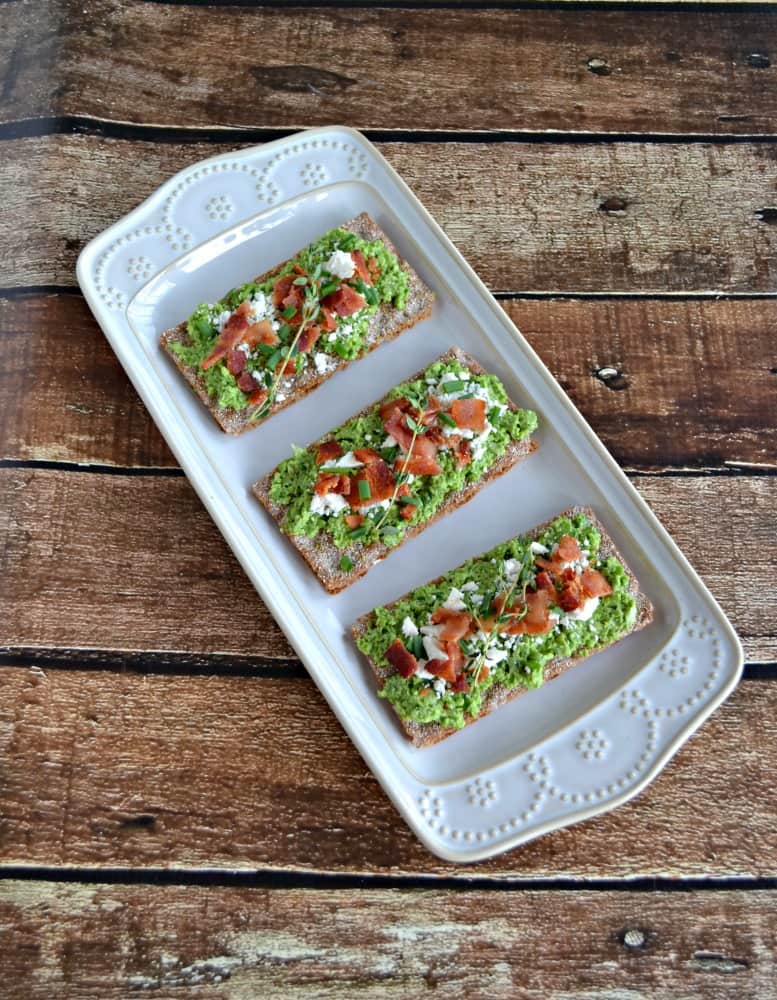 Make this fresh Spring Pea and Green Onion Crostini for an appetizer or snack!