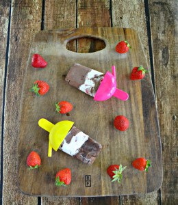 Cool off with these fun Chocolate Covered Strawberry Pudding Pops