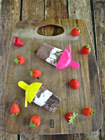 Cool off with these fun Chocolate Covered Strawberry Pudding Pops