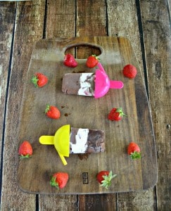 Take a bite out of these fun Chocolate Covered Strawberry Pudding Pops this summer!