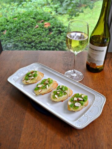 Love this delicious and easy to make Crostini with Brie, Fresh Peas, and Honey as a summer appetizer