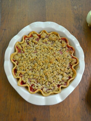 Fresh berries and rhubarb make this amazing Strawberry Rhubar Pie with Crumble Topping.