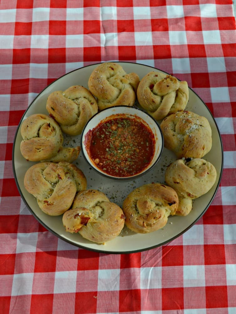 Need a tasty snack? Kids and adults will love these Pepperoni Pizza Popper Rolls!