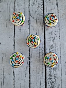 Looking for a fun and easy Christmas dessert? Try these awesome Christmas Light Cupcakes!