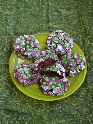 If you like chocolate and mint you'll love these Thin Mint Stuffed Cookies!
