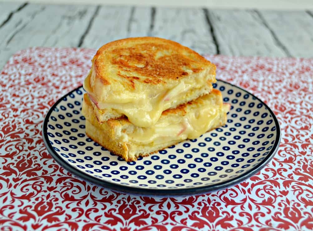 Looking for a fun and easy to make lunch? Try this tasty Apple Gouda Gourmet Grilled Cheese Sandwich