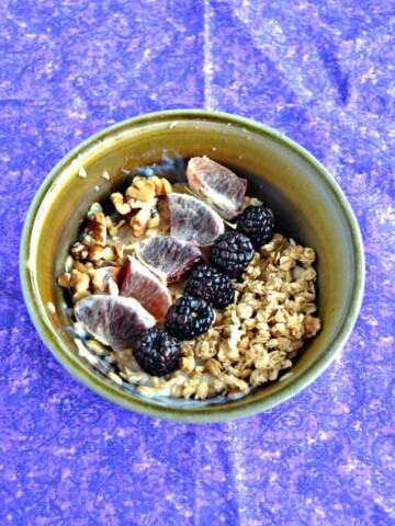 Looking for a tasty breakfast that can be made ahead of time? Try this Blackberry Orange Oatmeal Bowl!