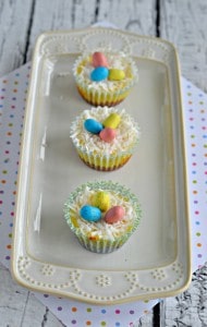 Love these tasty Mini Easter Cheesecake Bites topped with mini chocolate eggs!