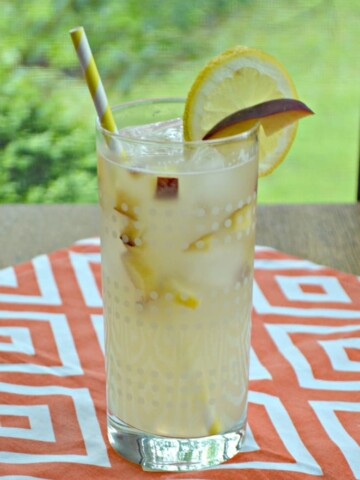 Looking for a refreshing cocktail? Try this awesome Spiked Peach Lemonade!