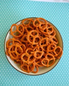 Looking for a snack the family will enjoy? Try these easy Spicy Ranch Pretzels!