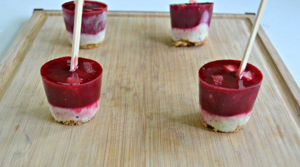 Cool off with these delicious Strawberry Kiwi Ice Pops with a graham cracker crumble