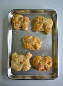 Bake up delicious Copycat Auntie Anne's Pretzels at home!