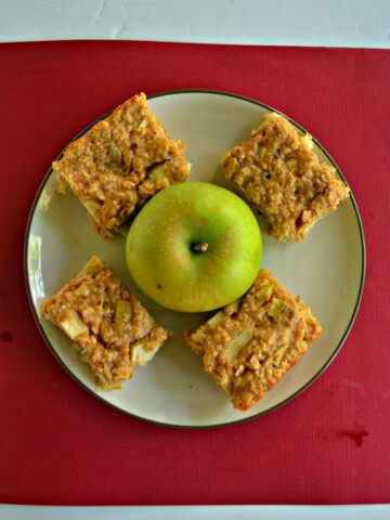 It's easy to make these delicious Apple Oatmeal Breakfast Bars that you can enjoy all week long!