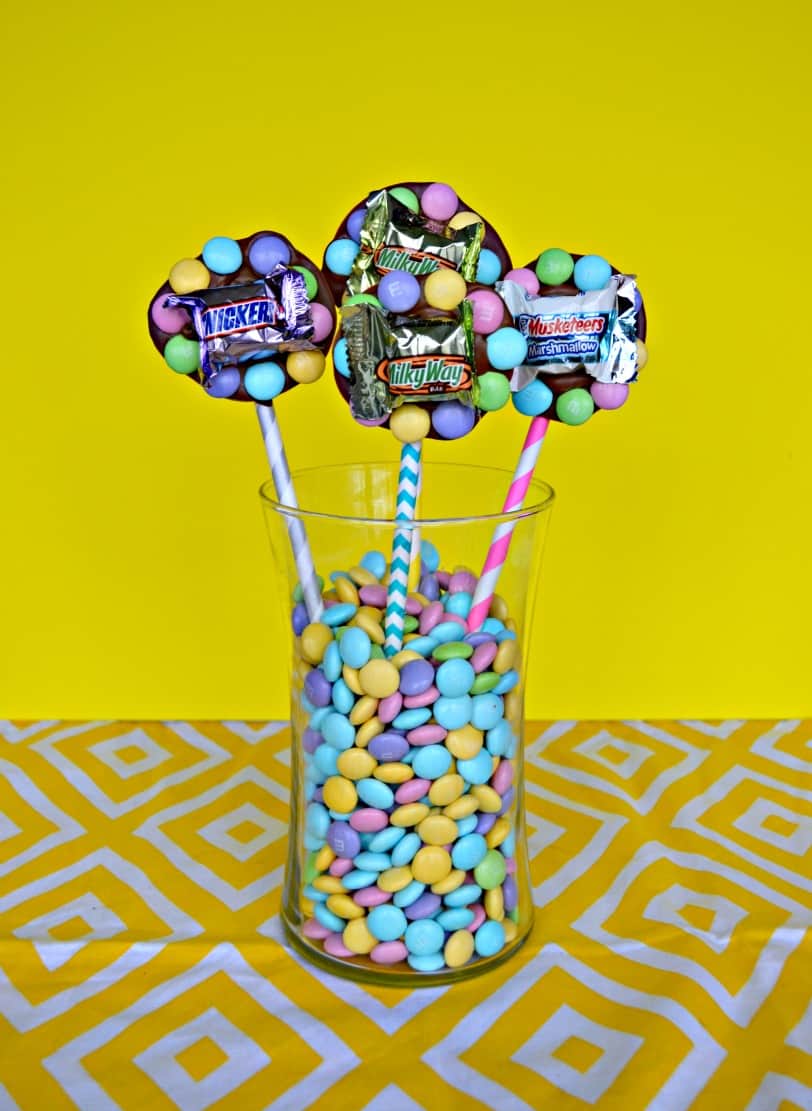 Looking for a fun and unique Easter centerpiece? Make this fun edible flower centerpiece using M&M’S® candies and Mars Minis.