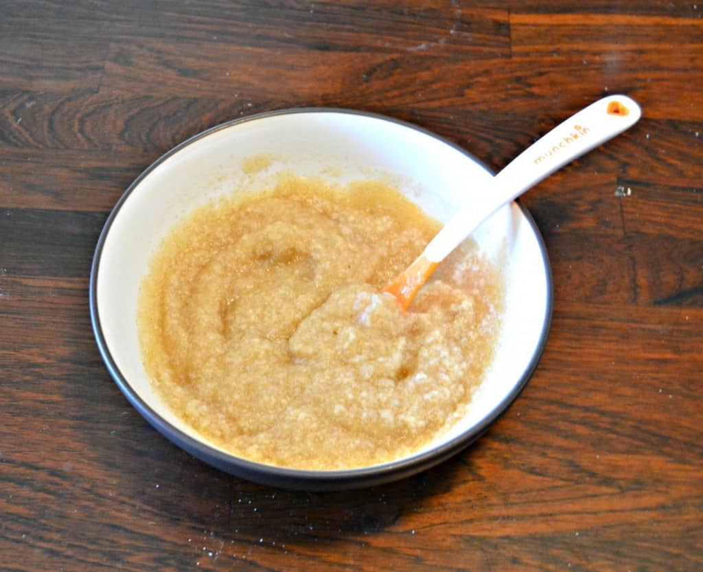 Baby Food Fridays: Apple Cinnamon Oatmeal is a delicious first food for baby!