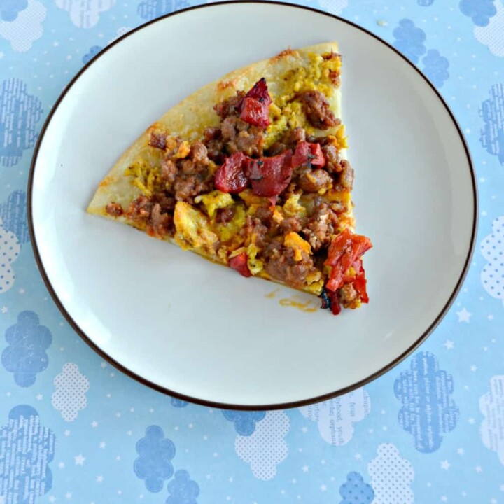 Have a picky eater that doesn't like breakfast? Try this awesome Breakfast Pizza!