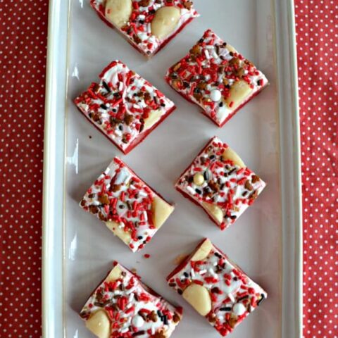 Want to give a fun foodie gift this holiday? Give this tasty Sugar Cookie Dough Fudge