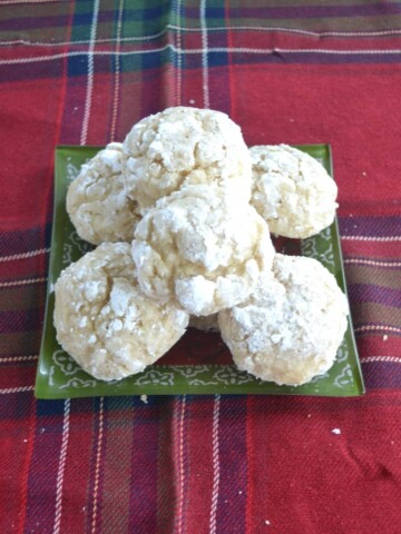 Make your own Eggnog Crackle Cookies at home