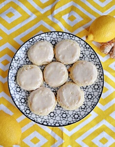 A plate of lemon cookies.