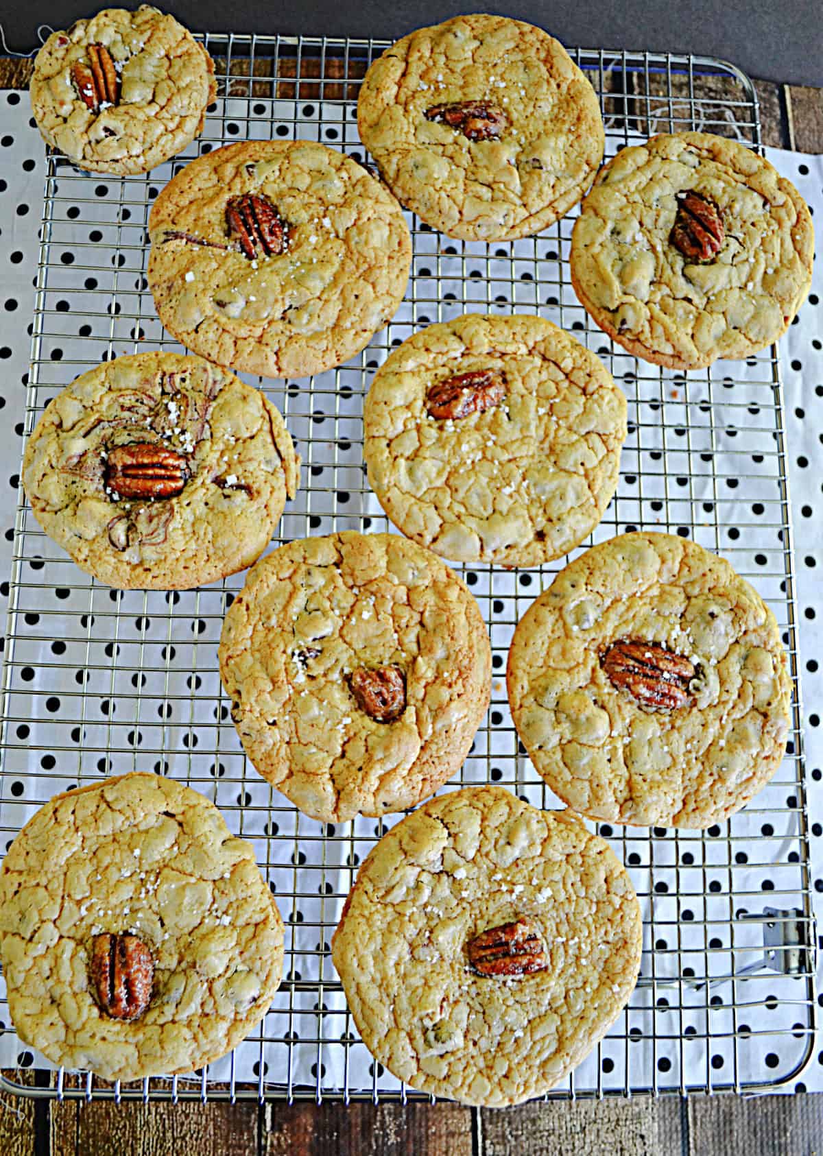 A cooling rack with cookies on it.
