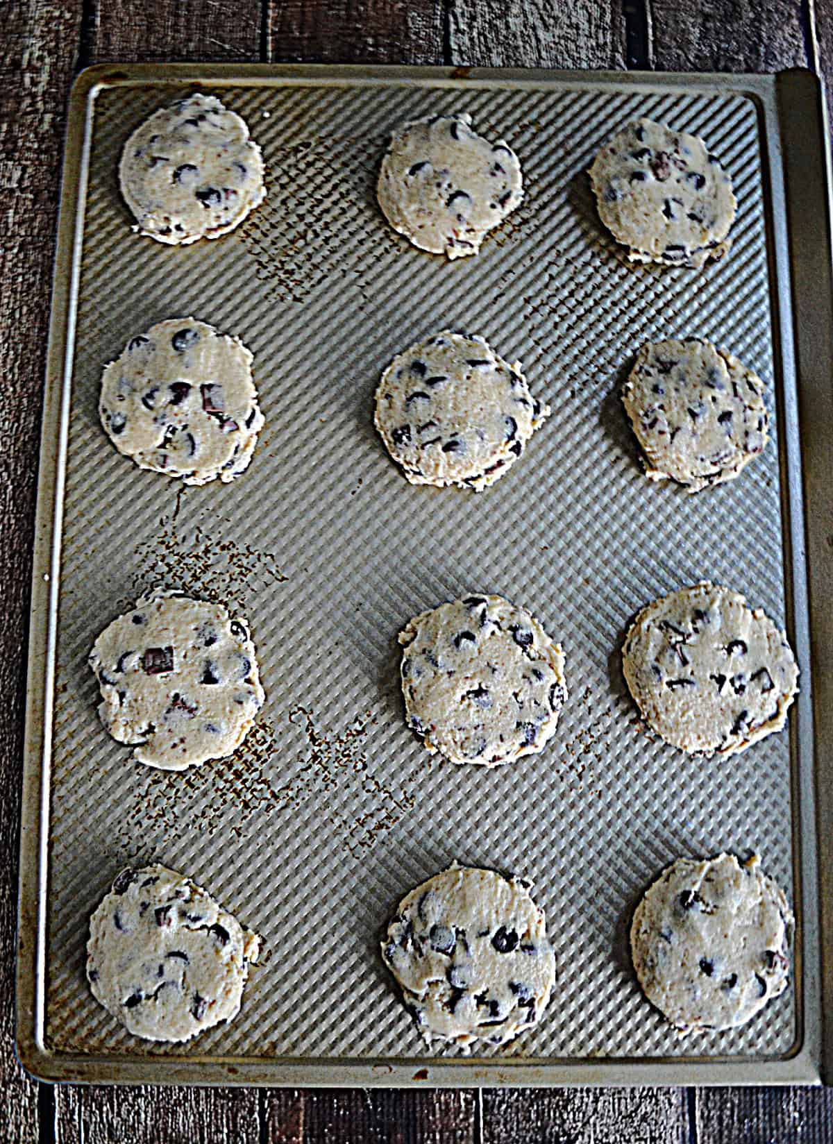 A baking sheet with unbaked cookies on it.