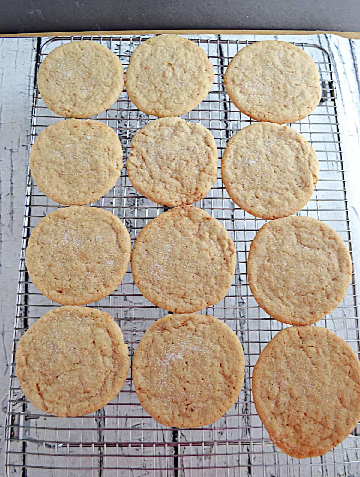 A cooling rack with cookies on it.