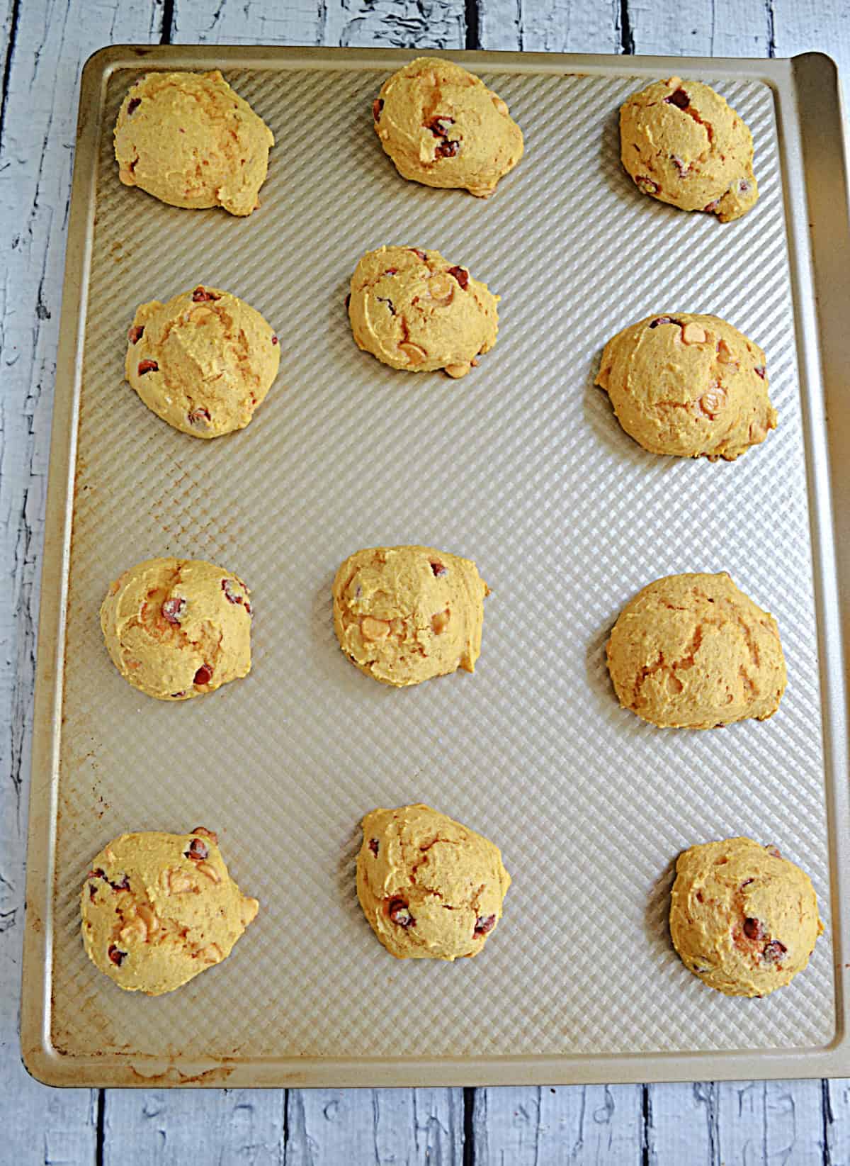 A baking sheet with cookies on it.